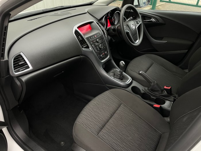 Vauxhall Astra 1.3 CDTi 16V ecoFLEX Design 5dr [Start Stop] Estate Diesel White